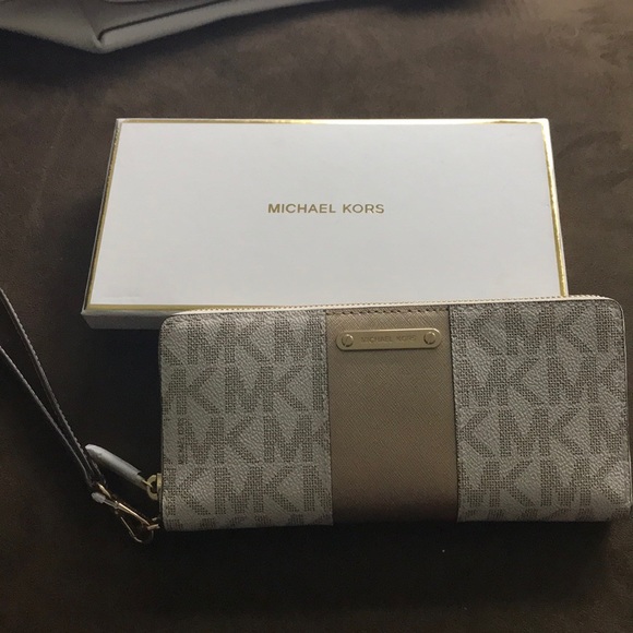 Michael Kors wristlet wallet
